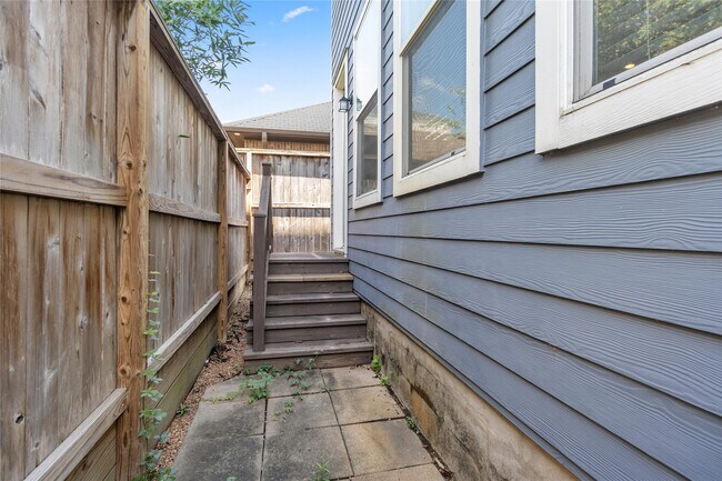 Building Photo - 1221 W 23rd St