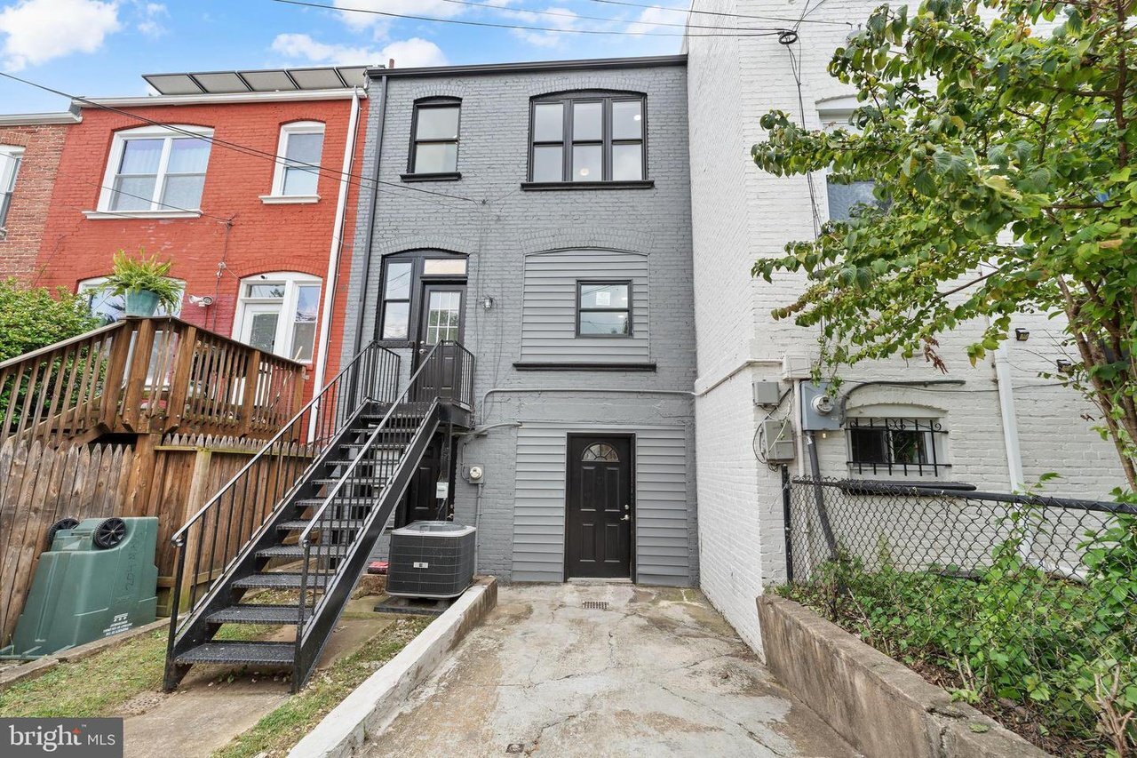 Building Photo - 202 Adams St NE