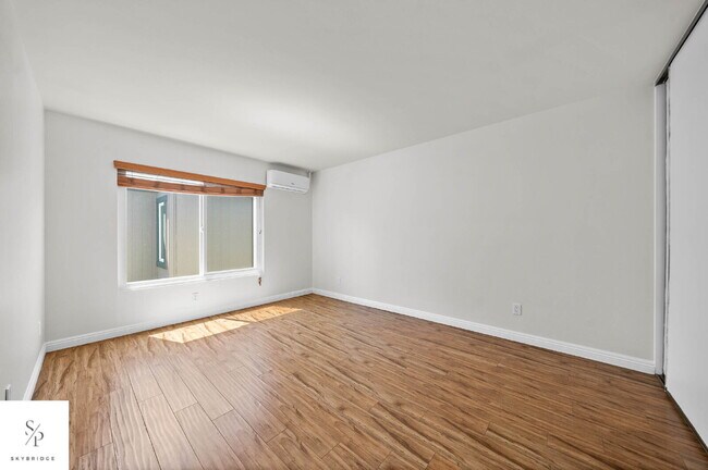 Building Photo - Charming 2-Bed Townhouse with Fireplace in Prime CA Location!