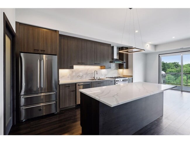 Building Photo - 253 Lake St E