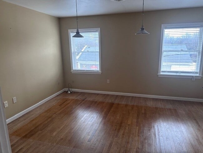 Building Photo - Spacious 2nd floor 3 Bedroom Apartment
