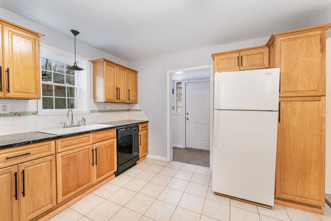 Building Photo - 7831 Summerfield Rd