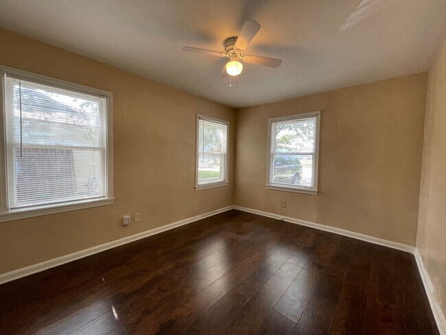 Building Photo - COMING SOON 2 BEDROOM 1 BATH HOME IN TCU AREA
