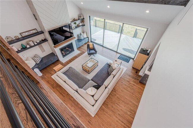 Building Photo - 4562 Columns Dr SE