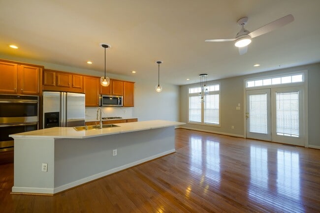 Building Photo - Luxury Living in the Villages of Urbana