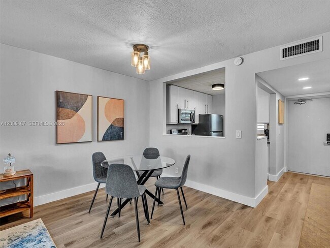 Building Photo - 9340 Lagoon Pl