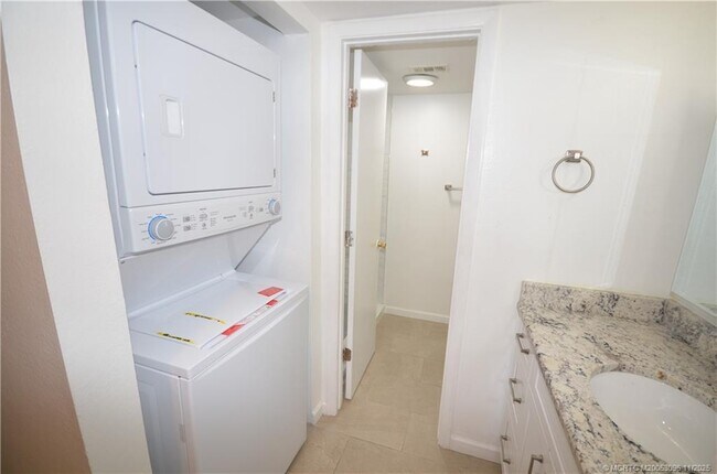 Building Photo - 1566 SE Royal Green Cir