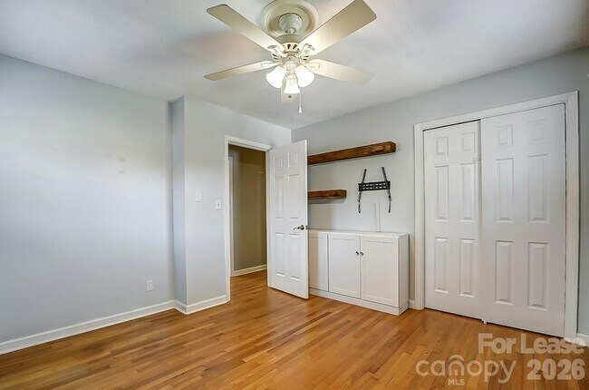 Building Photo - 10 Spruce Pine Dr