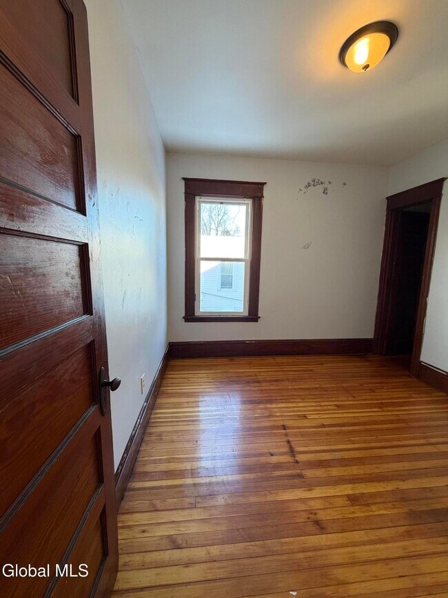 Building Photo - 608 3rd Ave