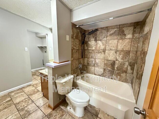 Building Photo - 810 St Anthony Ln