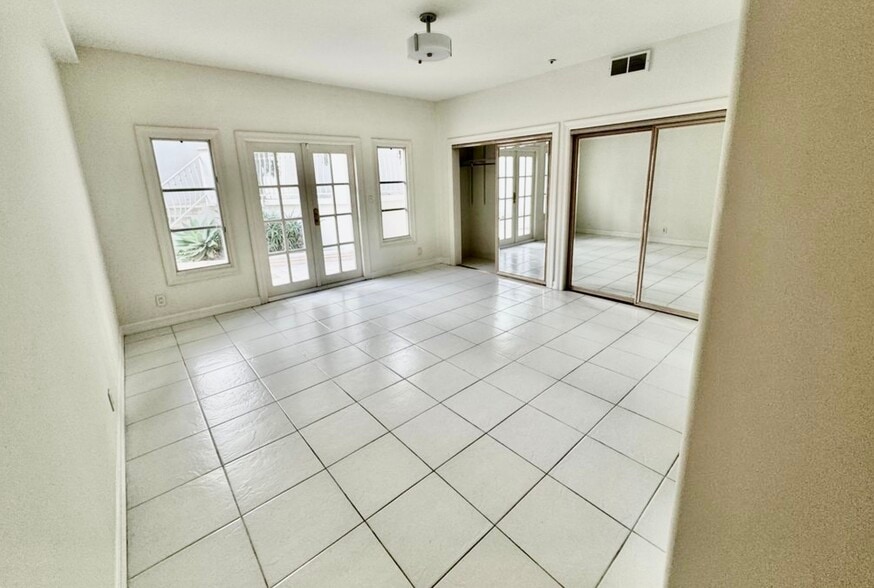 Building Photo - 2618 N Vermont Ave