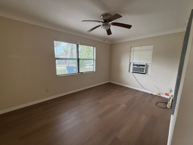 Building Photo - Queen Street Apartments