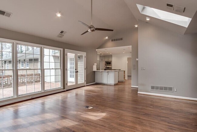 Building Photo - 4601 Club Cir NE