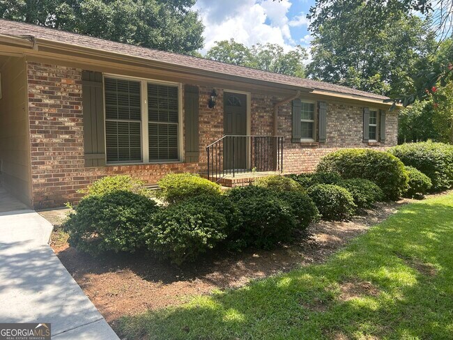 Building Photo - 1020 Tuxedo Ln
