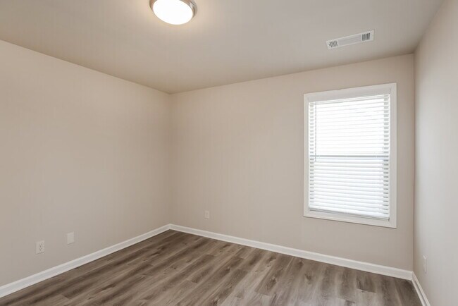 Building Photo - 900 Walnut Woods Dr