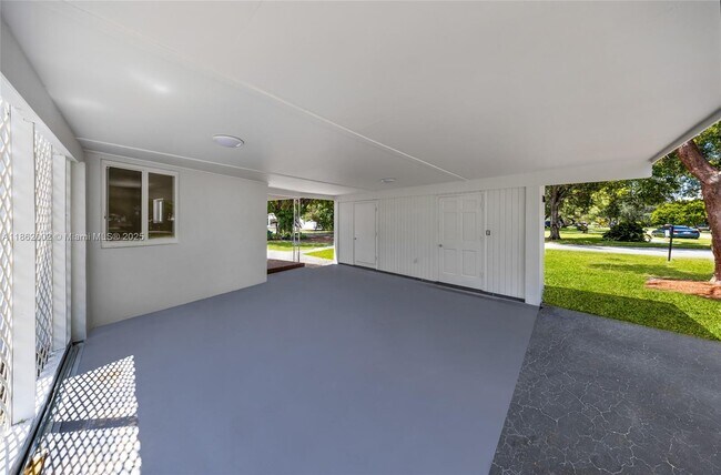 Building Photo - 1096 Raven Ave