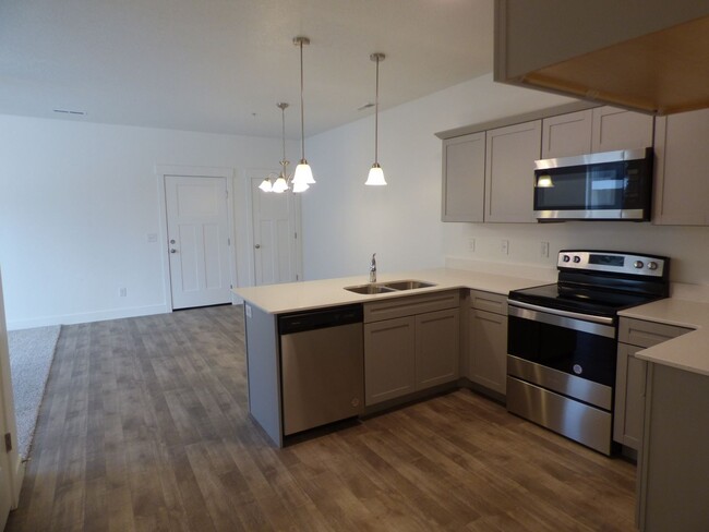 Building Photo - Like New 3 Bd 2 Ba Condo With Garage