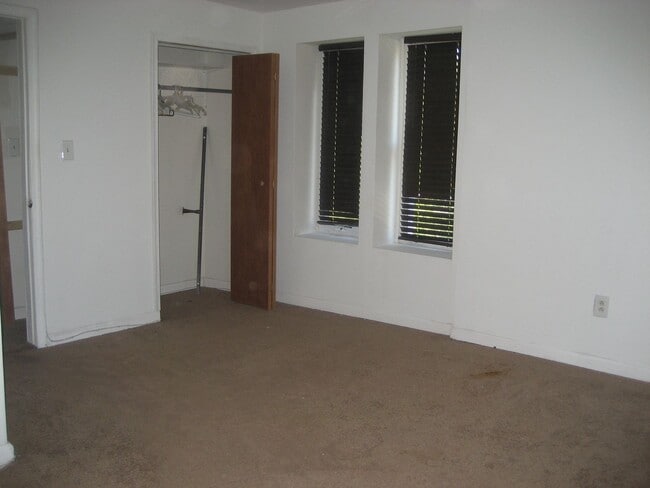 Building Photo - 4940