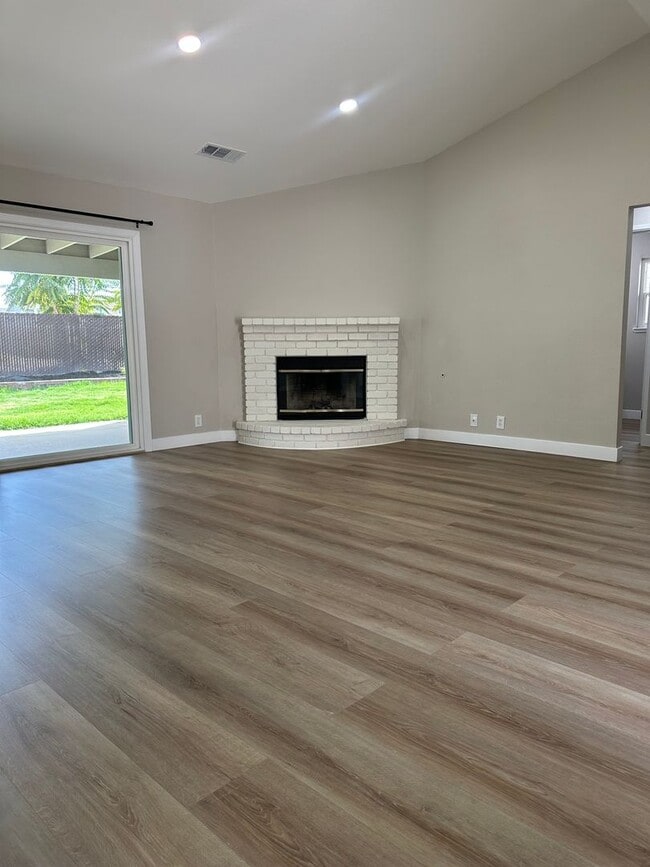 Building Photo - Beautiful newly remodeled home in Turlock