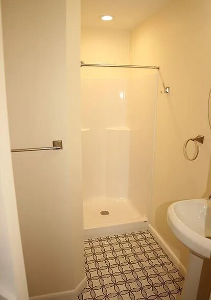 Building Photo - 7966 Kenmore Dr