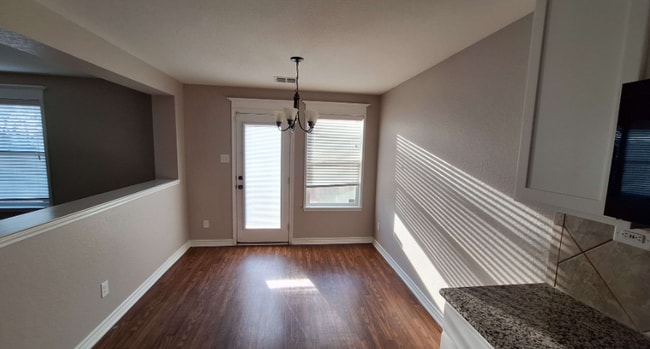 Building Photo - 9619 Pleasanton Blf