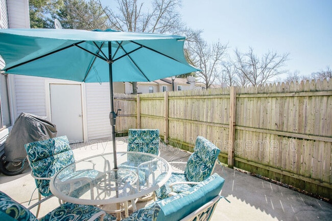 Building Photo - 207 Empress Ct