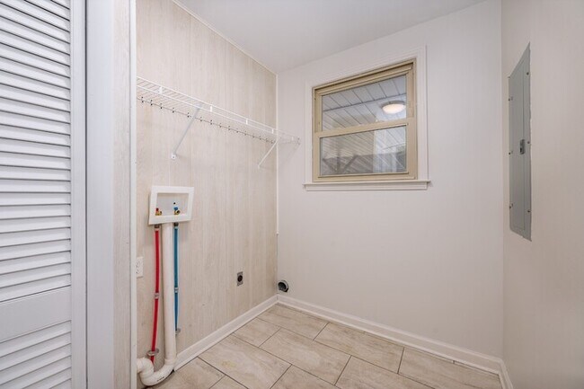 Building Photo - 87 E Hill St