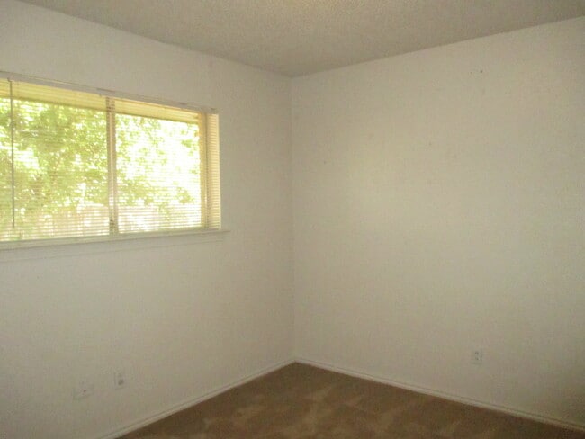 Building Photo - Cozy 3 Bed 2 Bath Duplex Located In Cul-De...