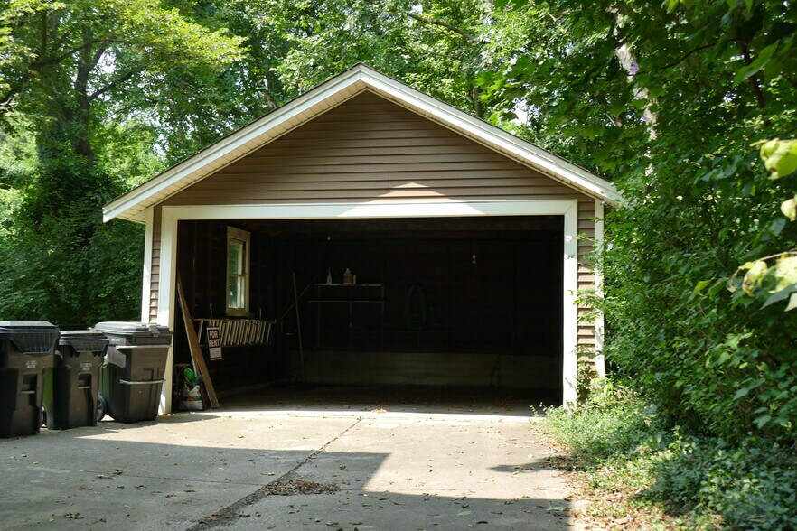 Building Photo - 1660 Bruce Ave