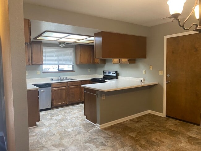 Building Photo - Nice well cared for home in desirable Edge...