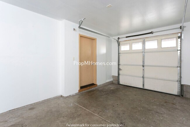 Building Photo - Comfortable 3-Story Townhome in Powellhurs...