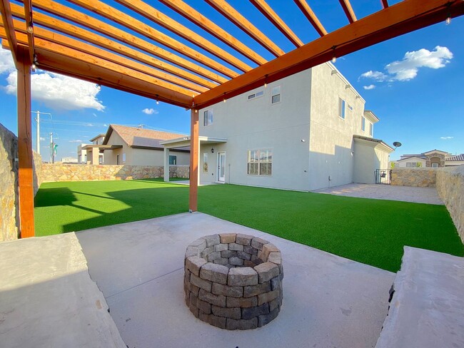 Building Photo - Spacious 4 Bedroom Refrig A/C Home
