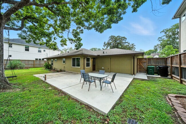 Building Photo - 1714 Parana Dr