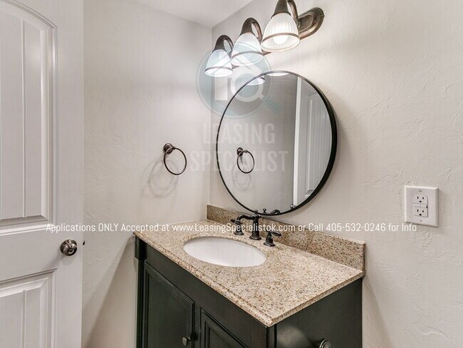 Building Photo - Charming Mid Norman 3 Bed 2 Bath Home!