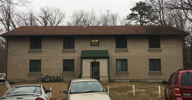Building Photo - 2 Bed, 2 Bath On Campus.  PRICE REDUCED