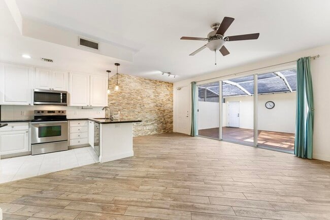 Building Photo - 180 Freeport Dr