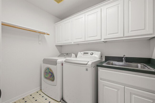 Building Photo - 11905 Lake Stone Dr