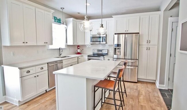 Building Photo - 531 Watson St