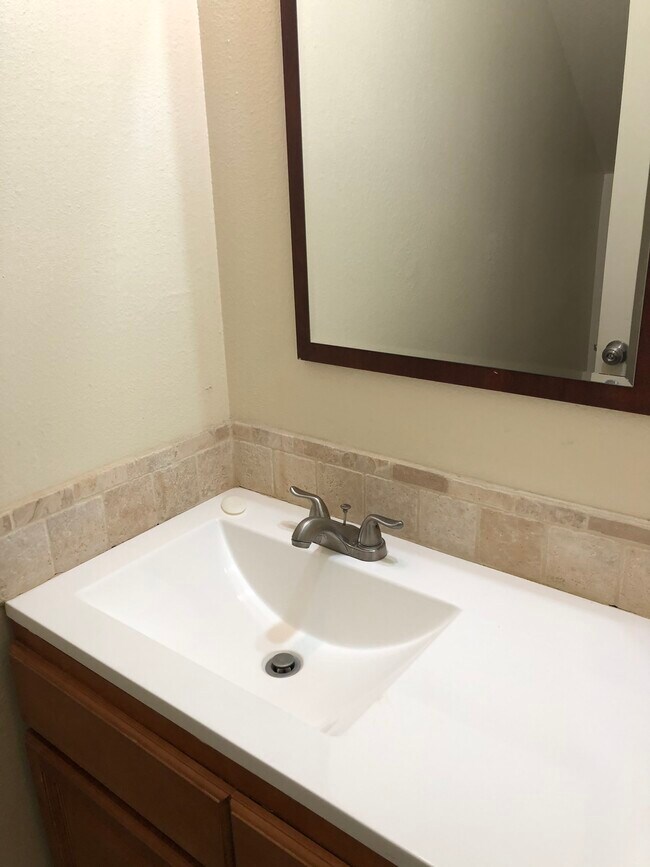 Building Photo - 32 Lakeview Cir