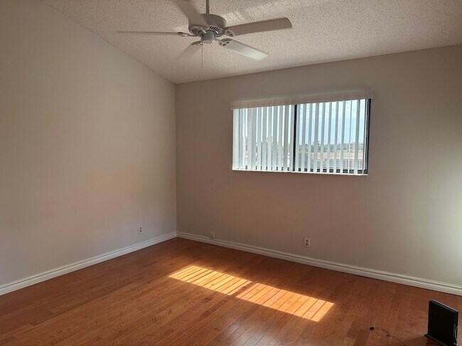 Building Photo - 21 Via de Casas Sur Via