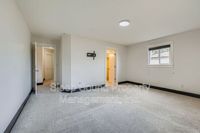 Building Photo - 4817 NE Holman St