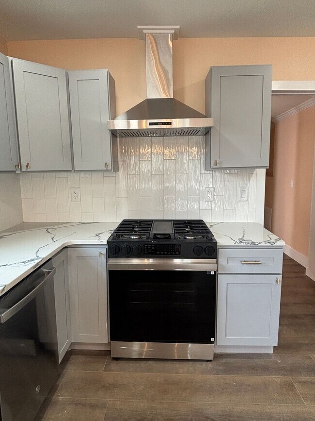 Building Photo - Newly Renovated Stunning Home