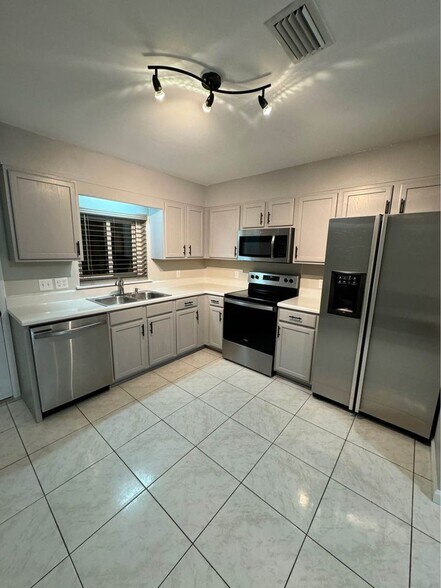 Building Photo - 5204 Beach Dr