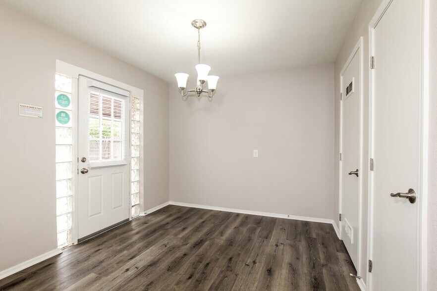 Building Photo - 5539 N 31st Dr