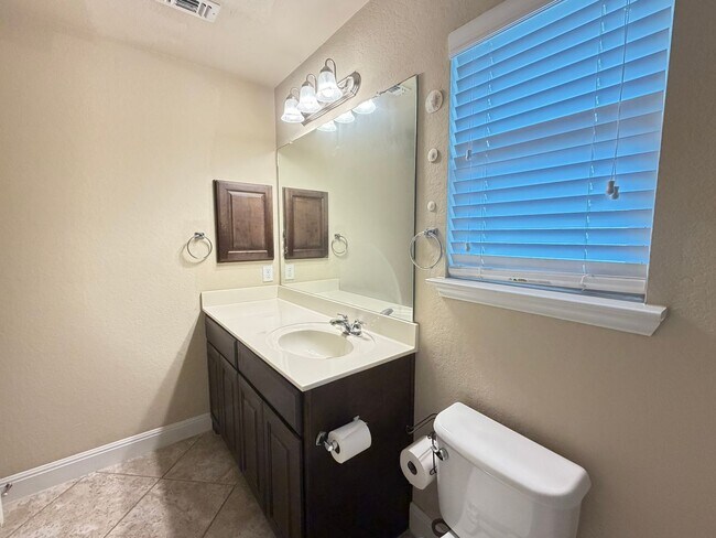 Building Photo - Welcome home to 621 Cavan!