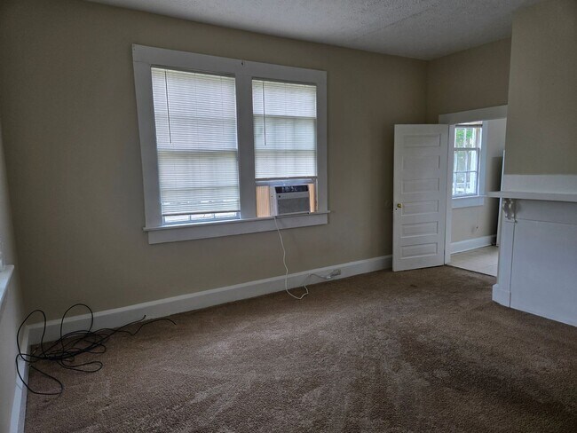 Building Photo - FOR RENT with a Riverview!