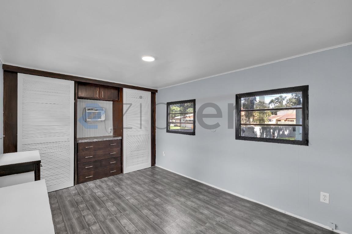 Building Photo - Unit