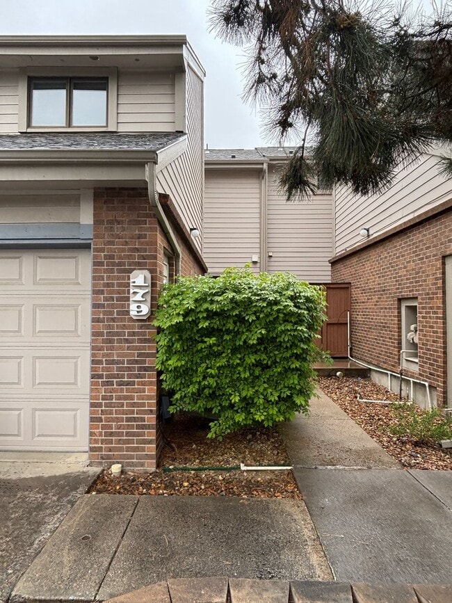 Building Photo - Large 3 bedroom, 2.5 bath townhome with 2-car garage!