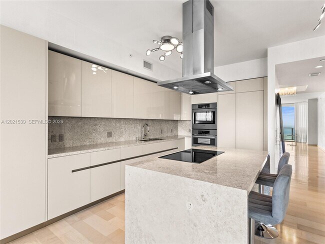 Building Photo - 1300 Brickell Bay Dr