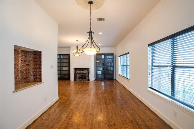 Building Photo - 718 W 22nd St